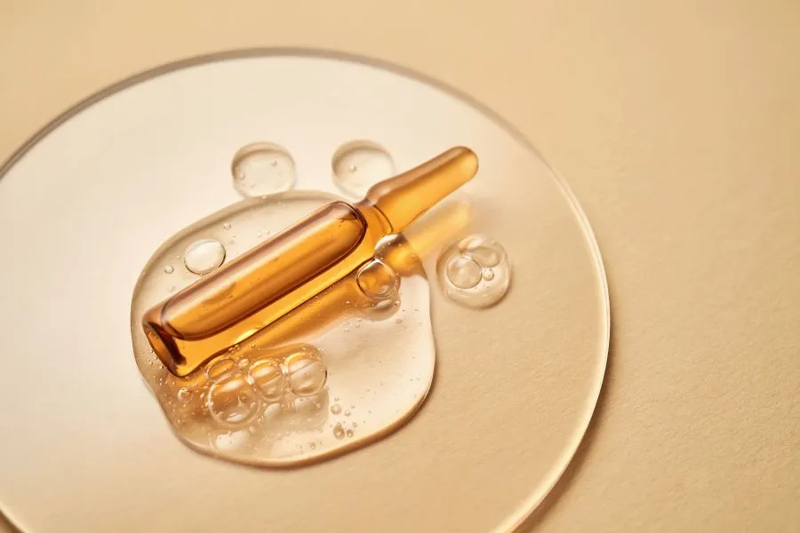 A serum displayed with a dropper in the middle.